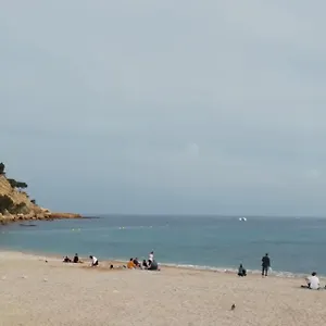 https://au-calme-200m-du-centre-t2-avec-balcon-et-parking-cassis.fr-provencehotel.com